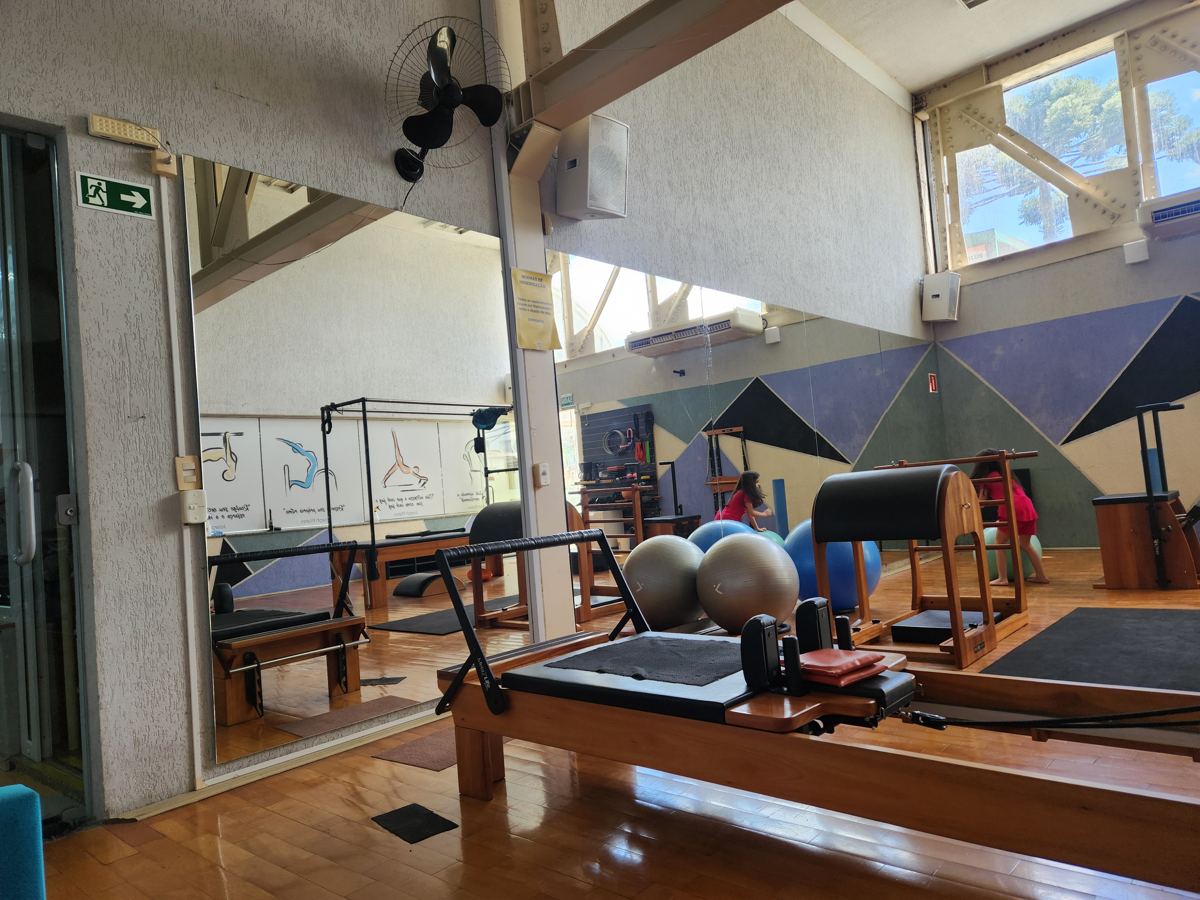 Aparelhos de Pilates e bolas suíças na New Move